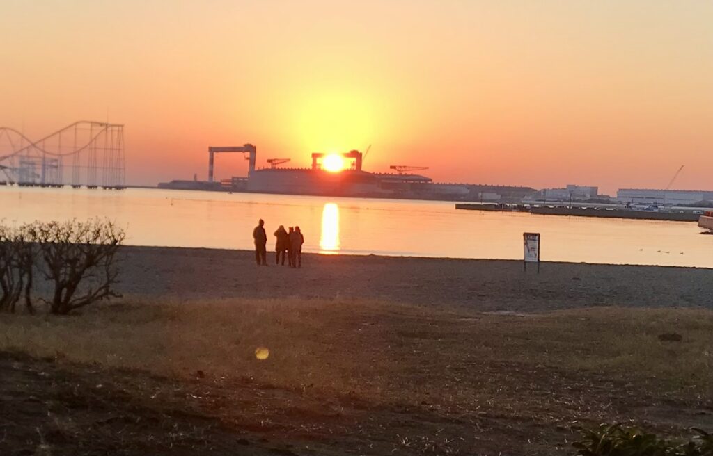 海岸から朝日がのぼる写真