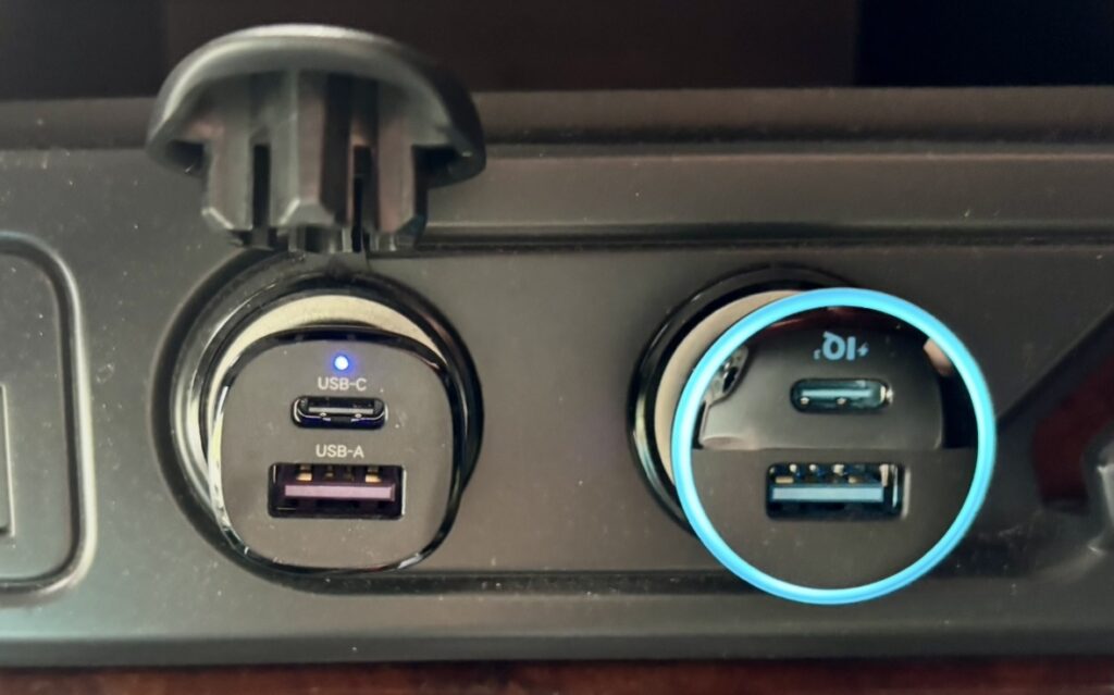 実際に使用しているシガーソケットの写真