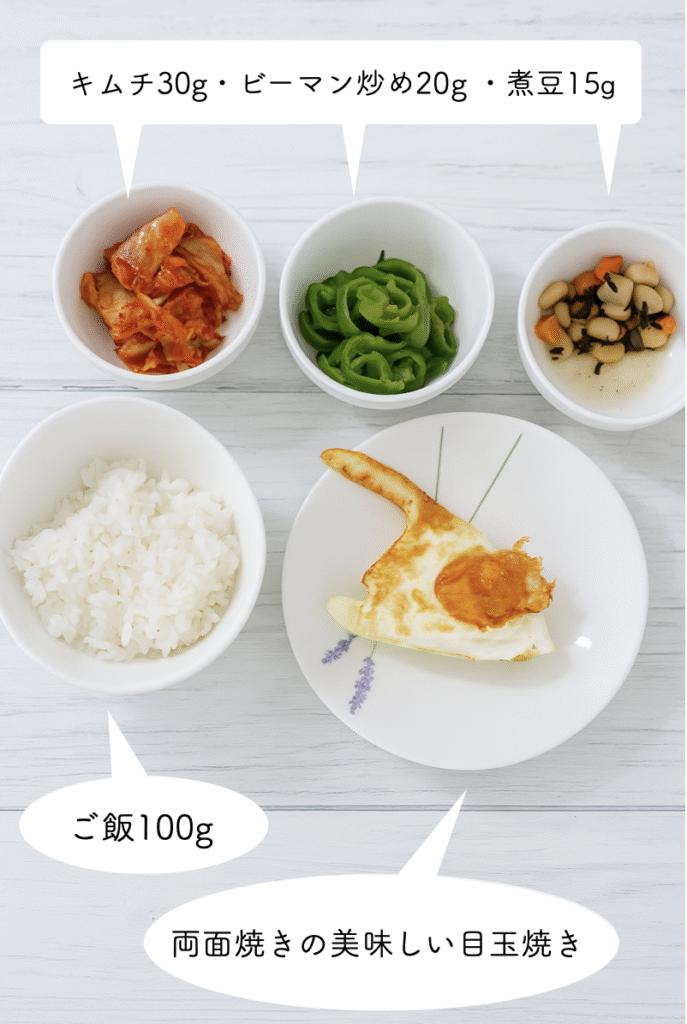 ご飯、目玉焼き、キムチ、ピーマン炒め、煮豆の写真