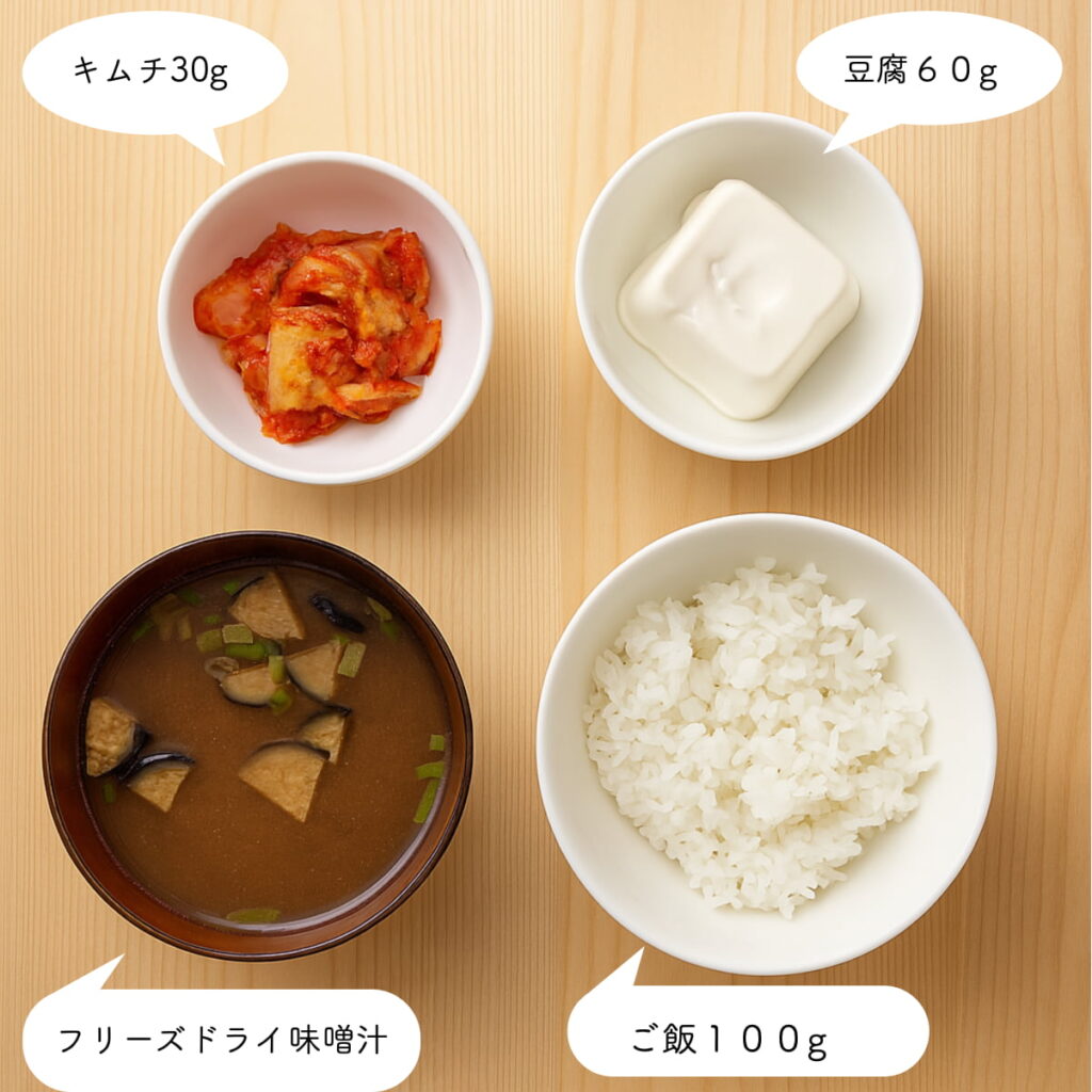 朝食の写真、ご飯・味噌汁・豆腐・キムチが写った写真
