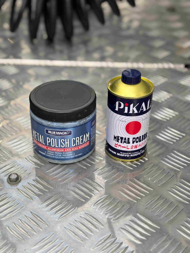 金属磨き、ブルーマジックとピカールの写真。