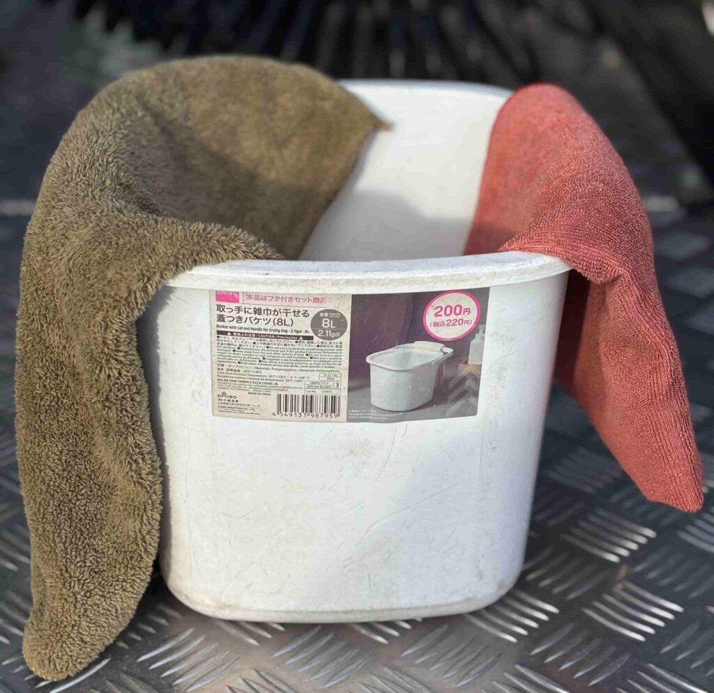 洗車に使っているバケツ・タオル2枚がが写った写真。