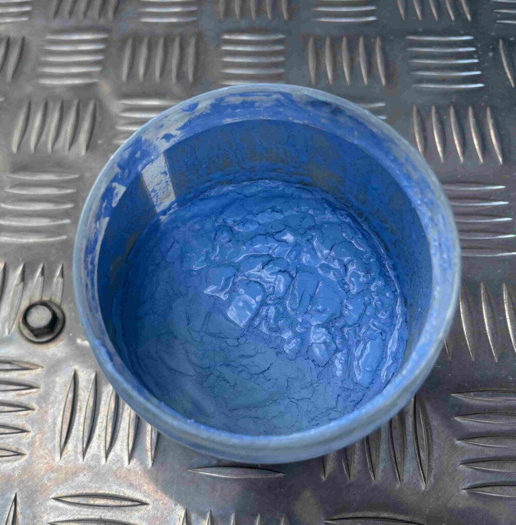 ブルーマジックが分離した写真。水分と研磨剤が分離している。