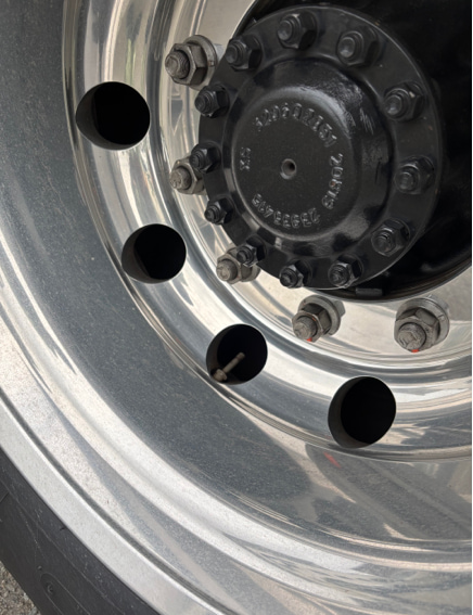 汚れているアルコアホイールの実際の写真。