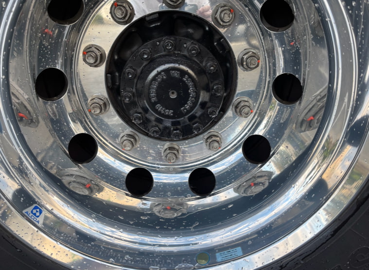 アルコアホイールを水洗いした写真。水分が残っている。