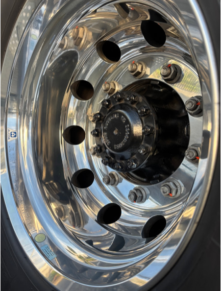 磨き終わってキレイになったアルコアホイールの写真。