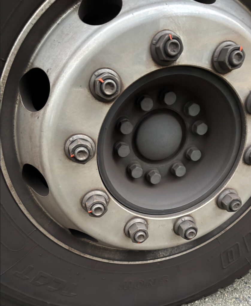 汚れて輝きを失ったアルコアホイールの実際の写真。