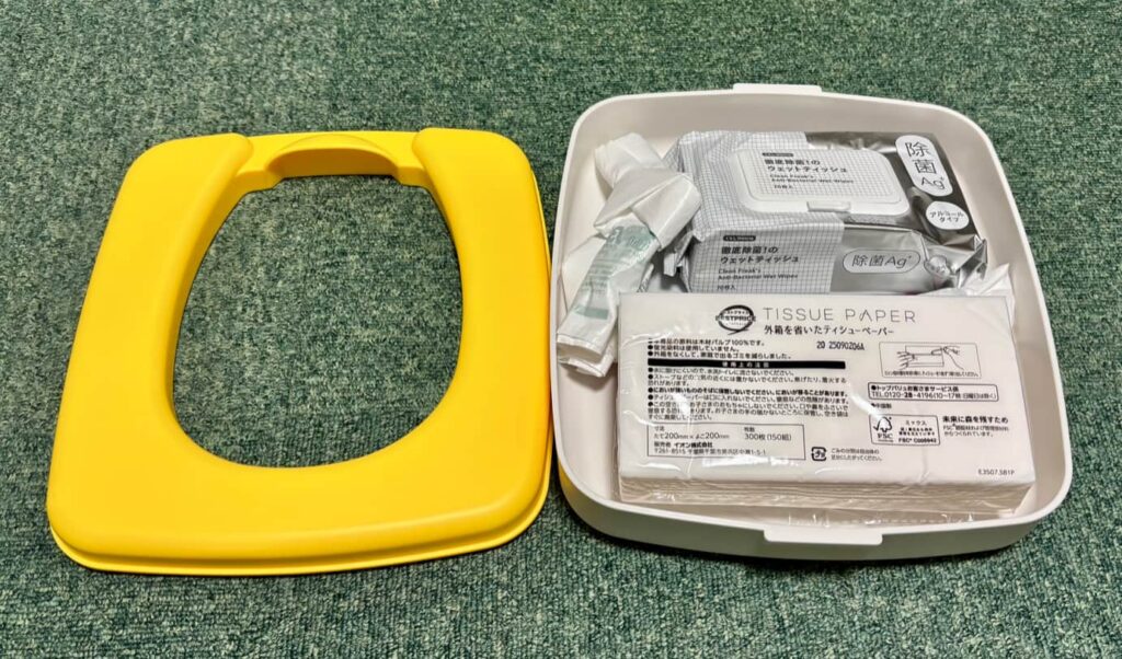 携帯トイレ「くるまる」の中にティッシュ・除菌ウエットティッシュ・ビニール袋を入れた写真。