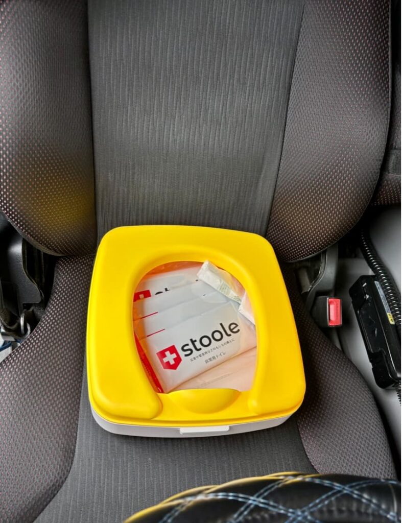 stooleの「くるまる」を運転席に置いた実際の写真。