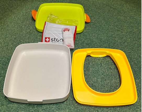 stooleくるまるの中身。座面・受け皿・袋セットが並んでいる写真