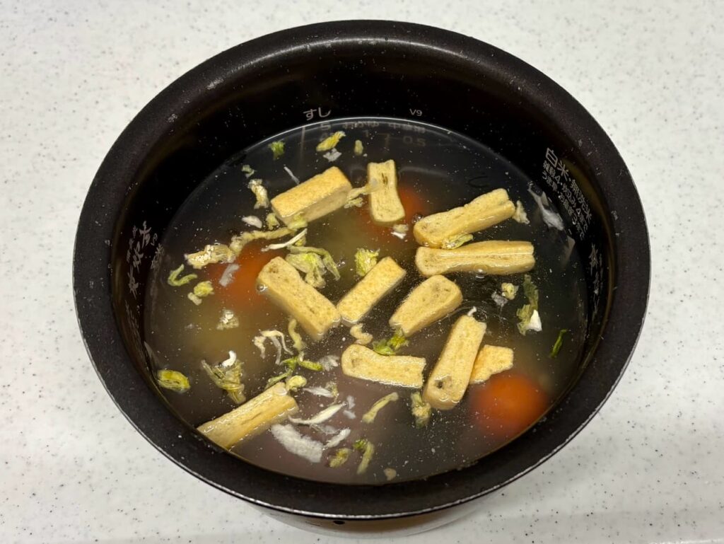 沼アレンジ、具材を全て炊飯器に入れた写真