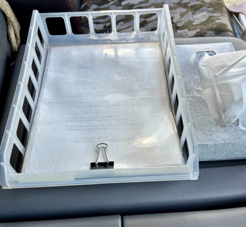 実際に使っている百均のA4トレーの写真