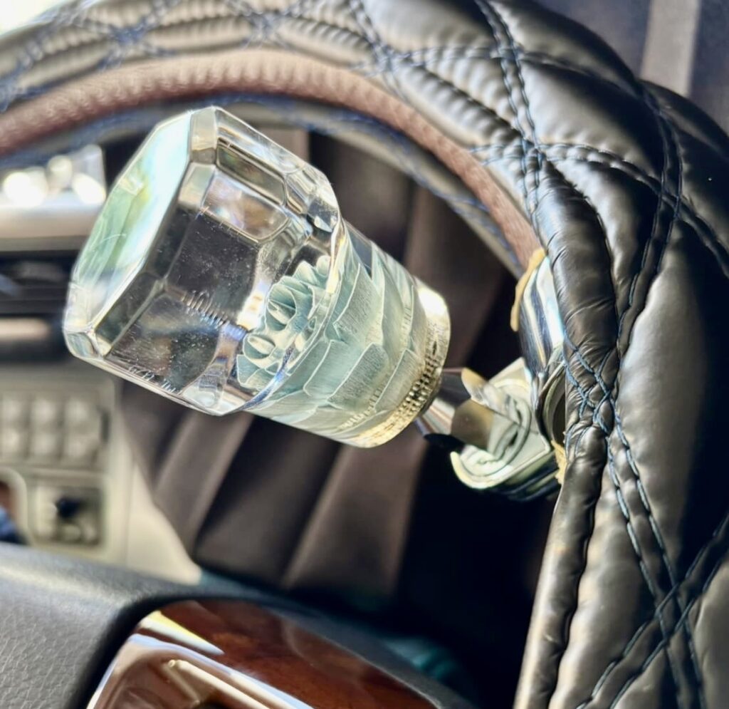 トラックのハンドルに取り付けたハンドルスピンナーの実物写真