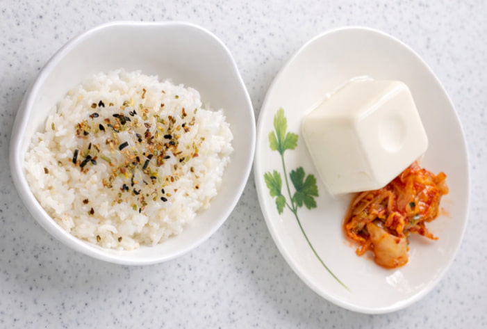 朝食、ご飯、豆腐、キムチの写真。