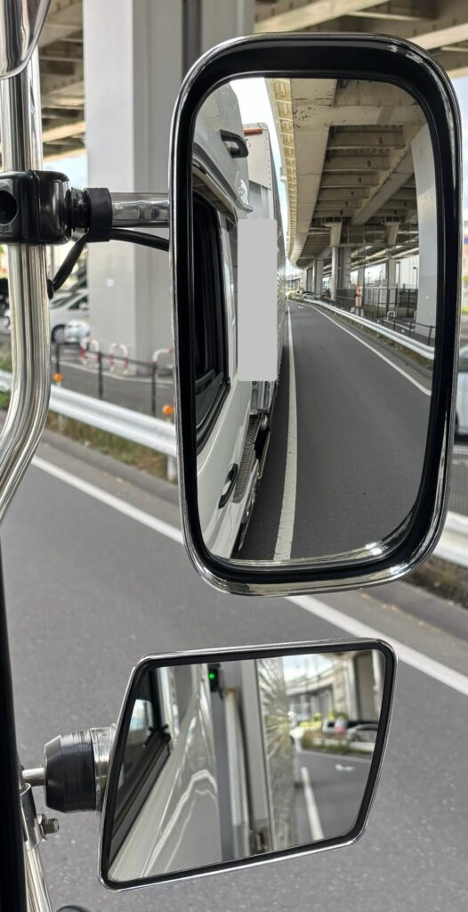 トラックのサイドミラーに取り付けた拡大鏡の見え方が分かる実物写真