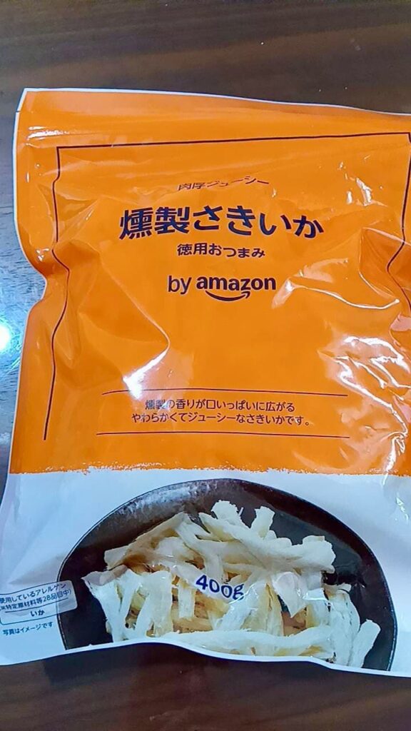 amazonブランドの「燻製さきいか」400gの外装の写真