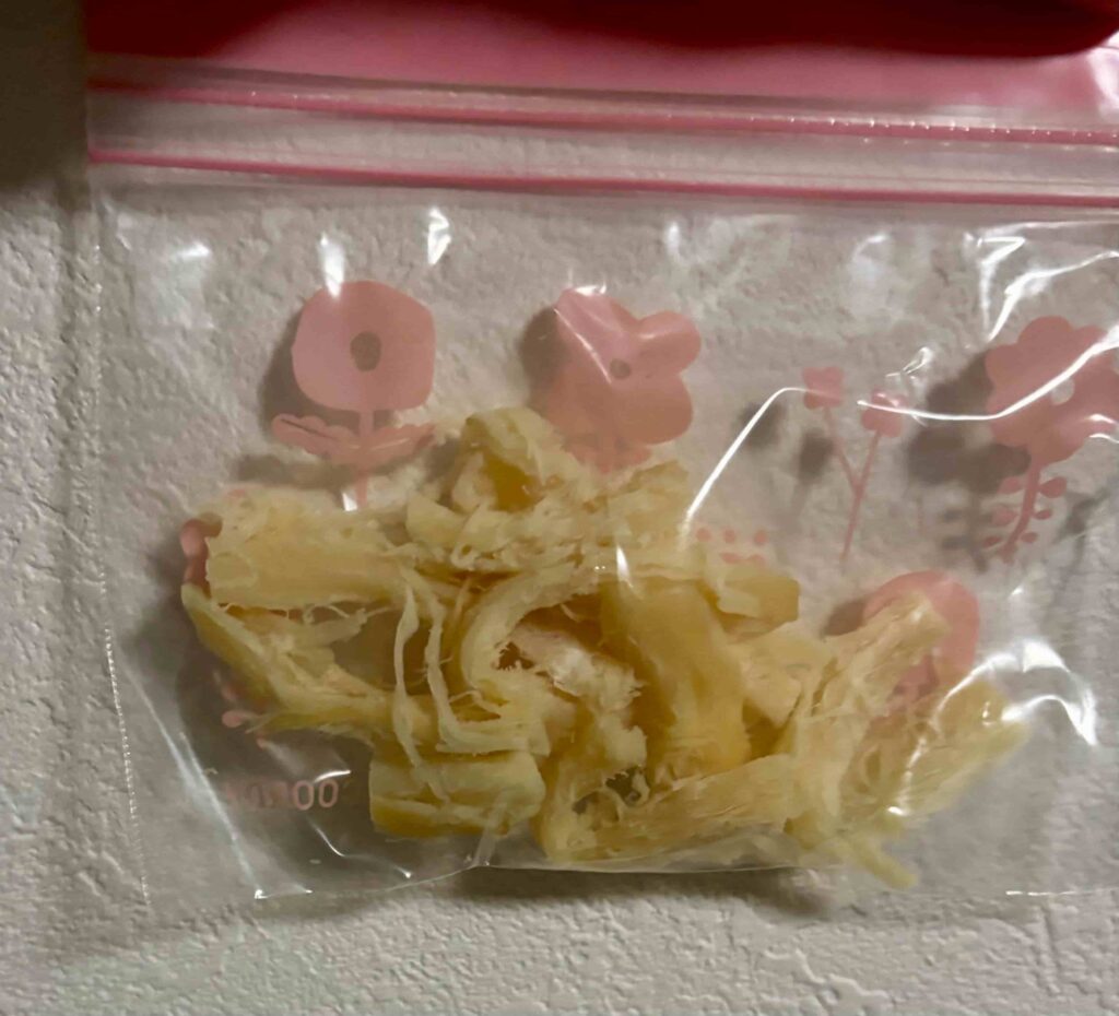 小袋に入れた「燻製さきいか」20gの写真、一口大にカットしてある。