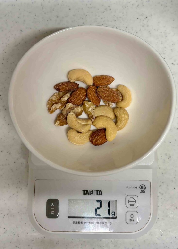 ミックスナッツ約20gを小皿に分けた写真