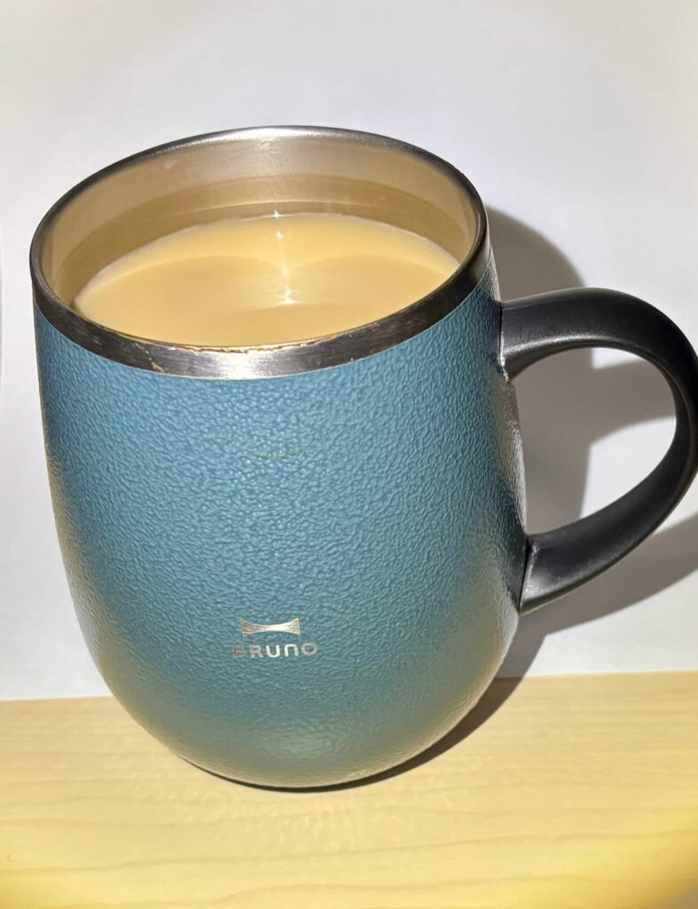よく飲んでいる牛乳入りのホットコーヒーの写真