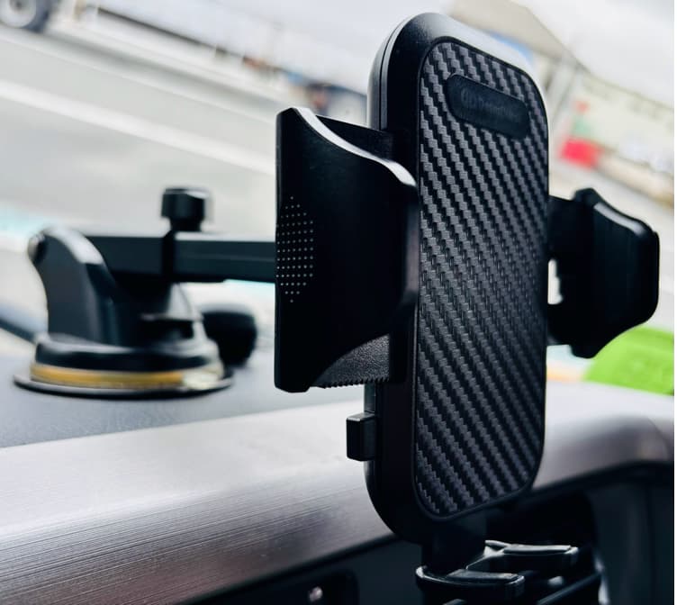 トラック車内に設置した吸盤式スマホホルダーの実物写真