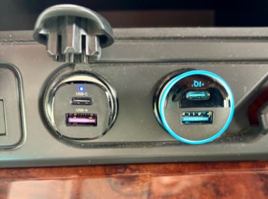 トラックのシガーソケットに取り付けたUSBカーチャージャーの実物写真（右がAnker製）