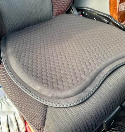 トラック運転手が使用しているゲルタイプのシートクッションの実物写真
