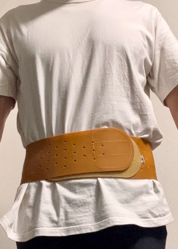 天然ゴム　骨盤ベルトの装着画像（前）