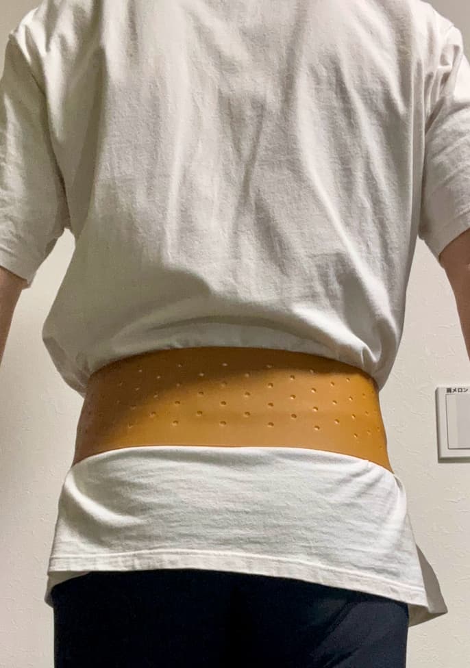 天然ゴム　骨盤ベルトの装着画像（後
）