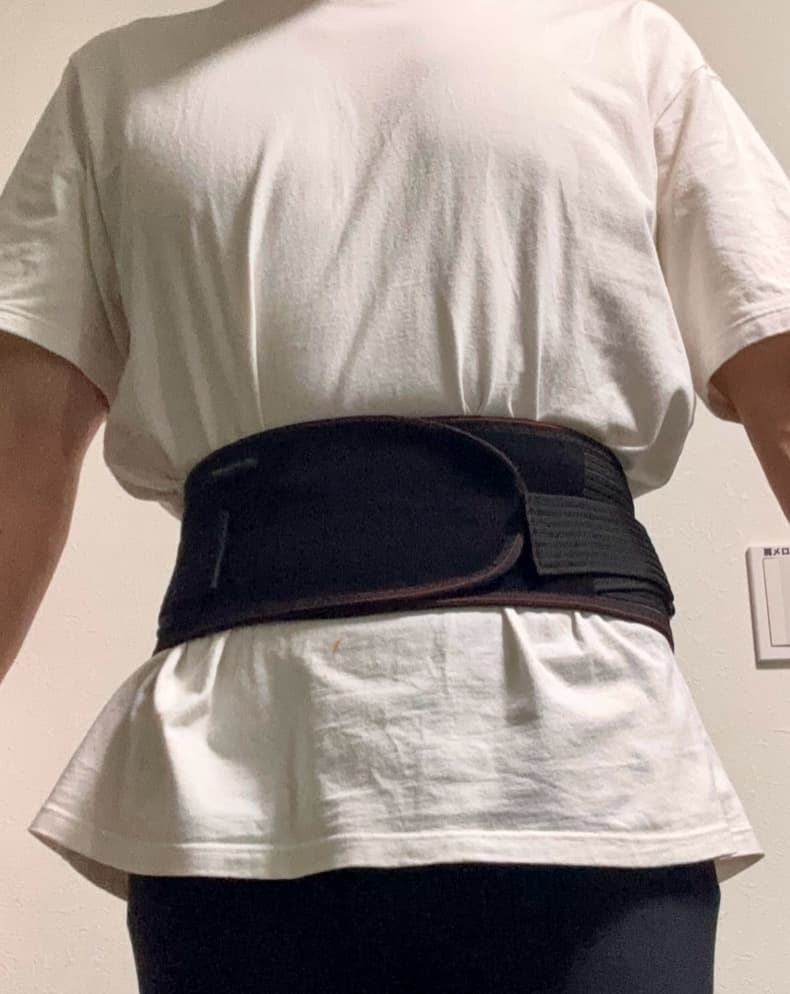 バンテリン、加圧サポーターの装着画像（前）