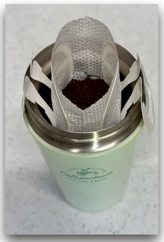アスベルの水筒にドリップコーヒーをセットしている写真