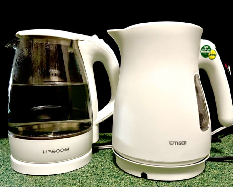 ハゴオギとタイガーの電気ケトルが並んだ比較写真
