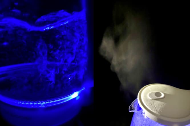 ハゴオギガラス電気ケトル 沸騰中の青いLEDライトと沸き出す蒸気の写真