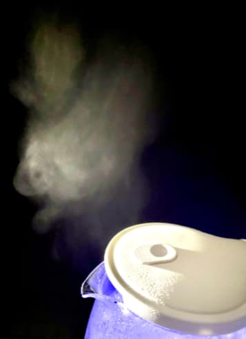 電気ケトル沸騰時の蒸気の様子 ハゴオギガラスケトル
