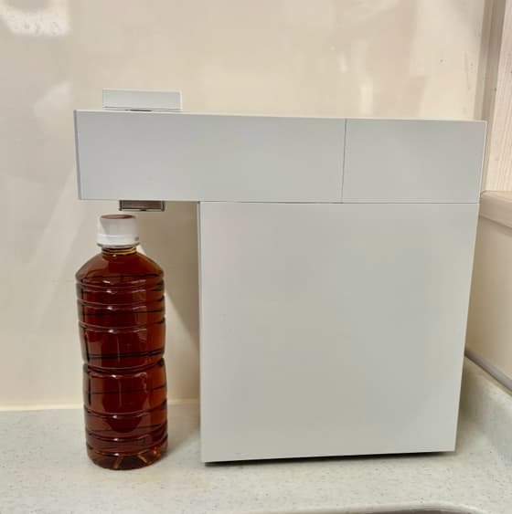 ウォーターサーバーとペットボトルを並べてサイズ感を表した写真