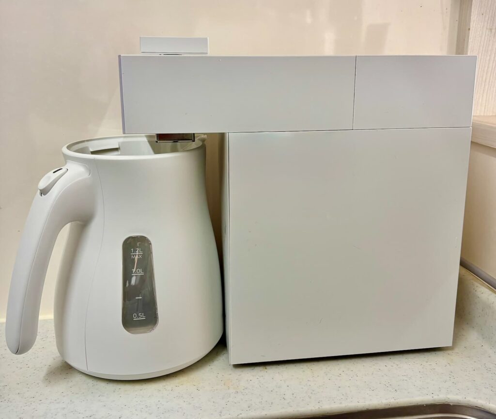 タイガー1.2lの電気ケトルをセットしたウォータースタンドの写真