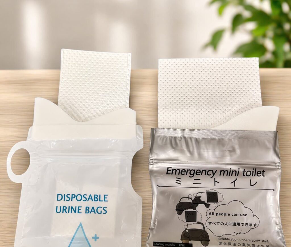 携帯トイレの凝固剤シートを比較した写真（2種類の違い）