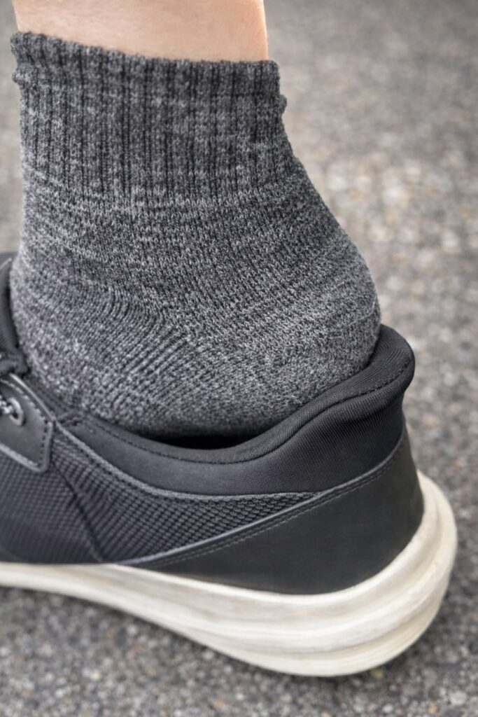 スパット安全靴のかかと構造（手を使わず履ける設計）