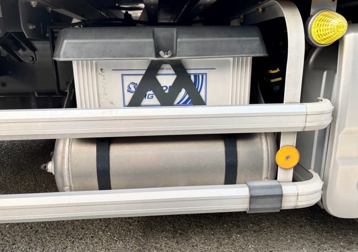 トラックのバッテリーの写真