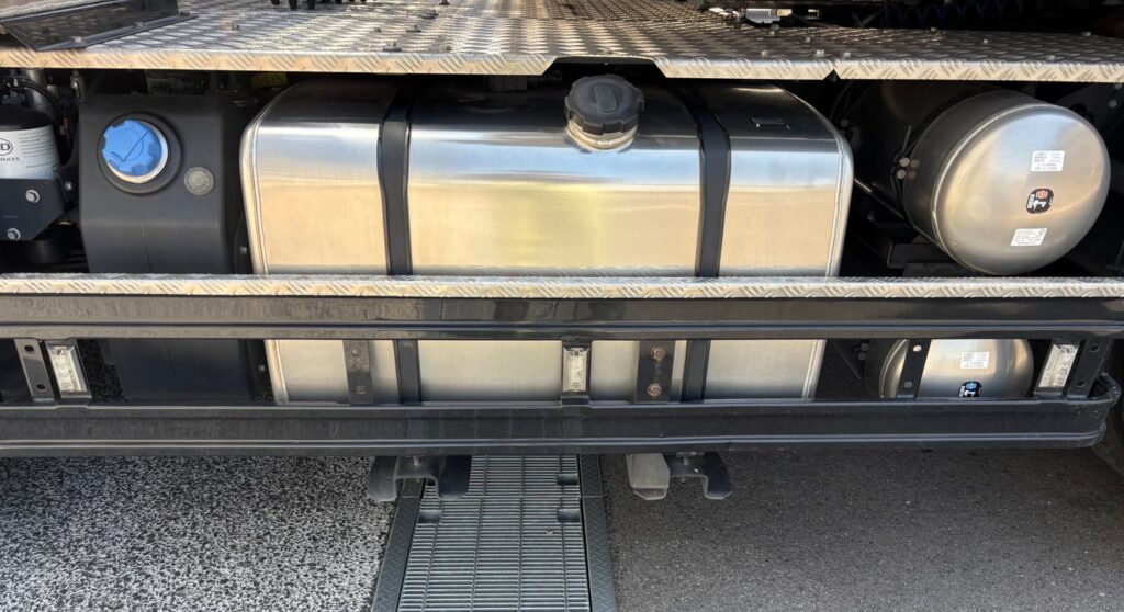 * 大型トレーラーの燃料タンク（400L）の外観写真