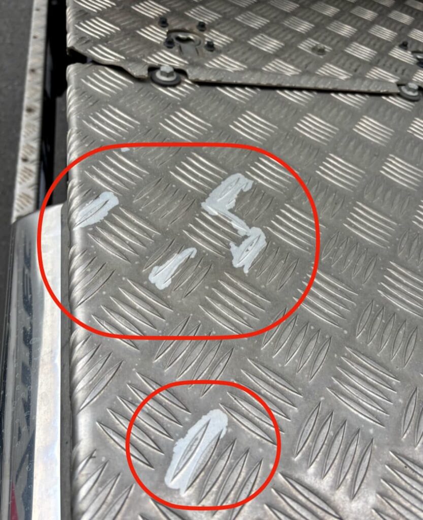 バッテリー液が付着して白く変色した金属部分の例