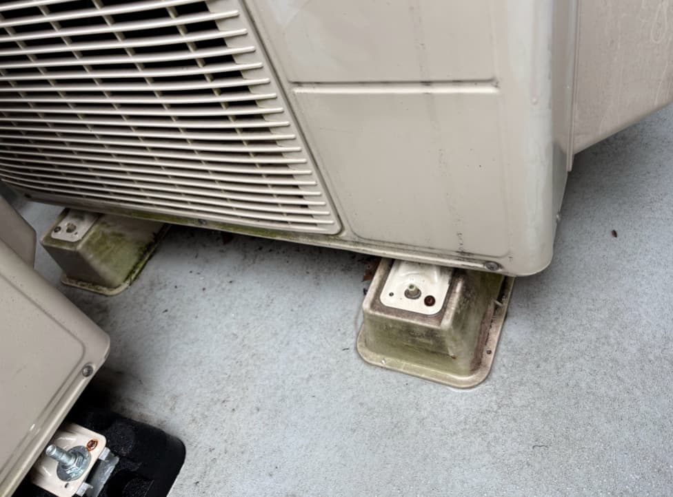 エアコンの室外機の架台の写真。プラと防振台。