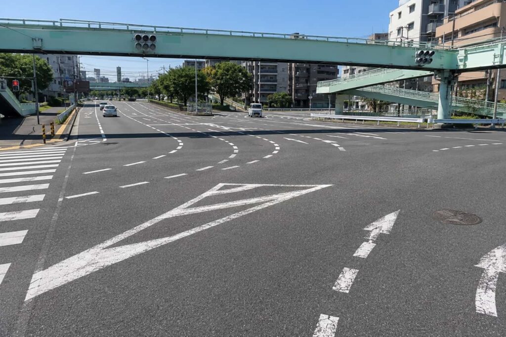 走行レーンが描かれた交差点の画像
