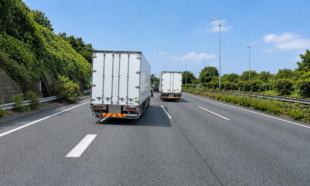 上手に合流している、高速道路の合流の画像