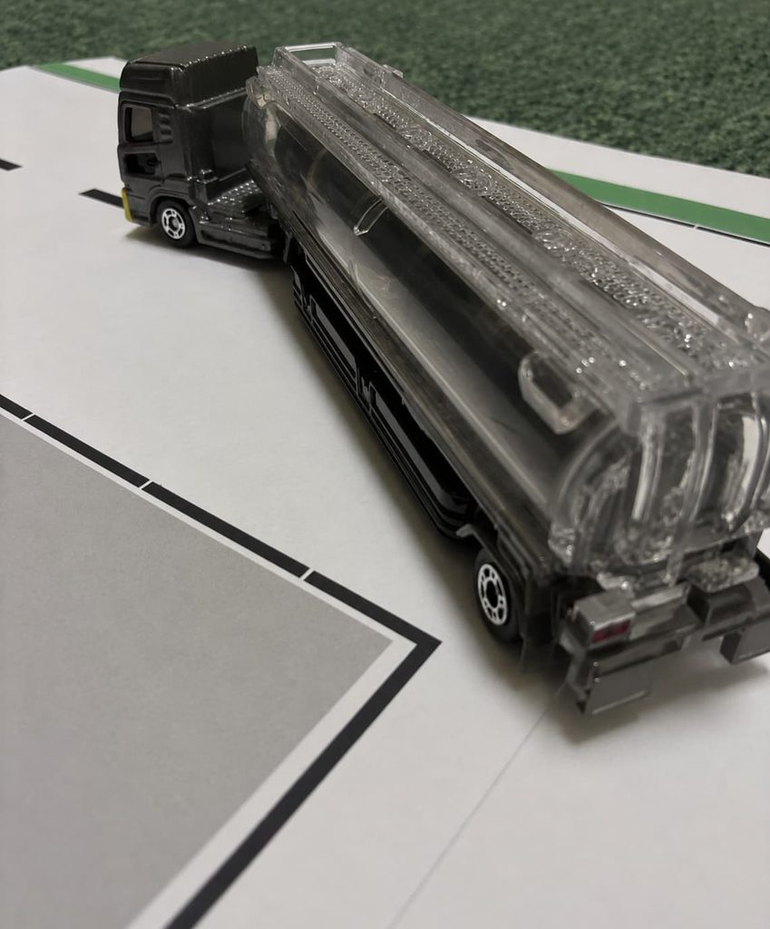 トレーラーの左バックを模型で表現した画像