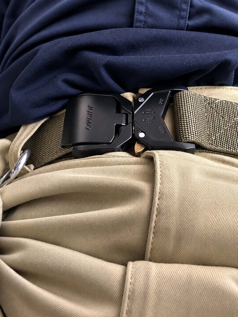 JUKMOワンタッチベルトを作業着に装着した状態